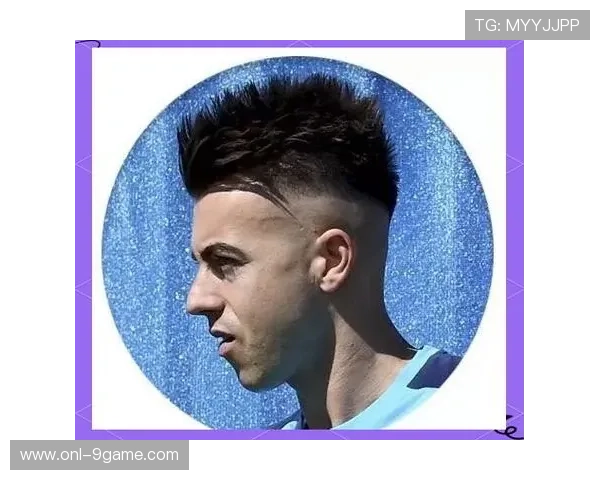 长发足球球星独特发型解析与赛场风采展示